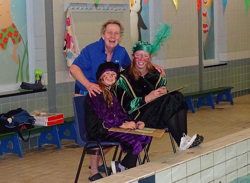 Bezoek van Pieten tijdens de Zwem4daagse 2025